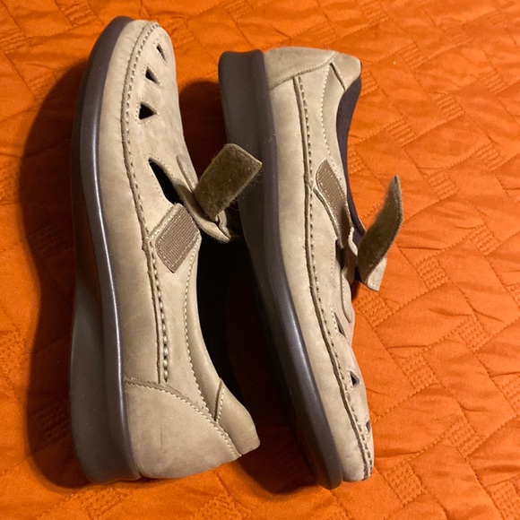 SAS | Roamer - Narrow- Velcro Walking Shoe| Color: Sage | Women’s Size: 7.5 - Picture 8 of 9